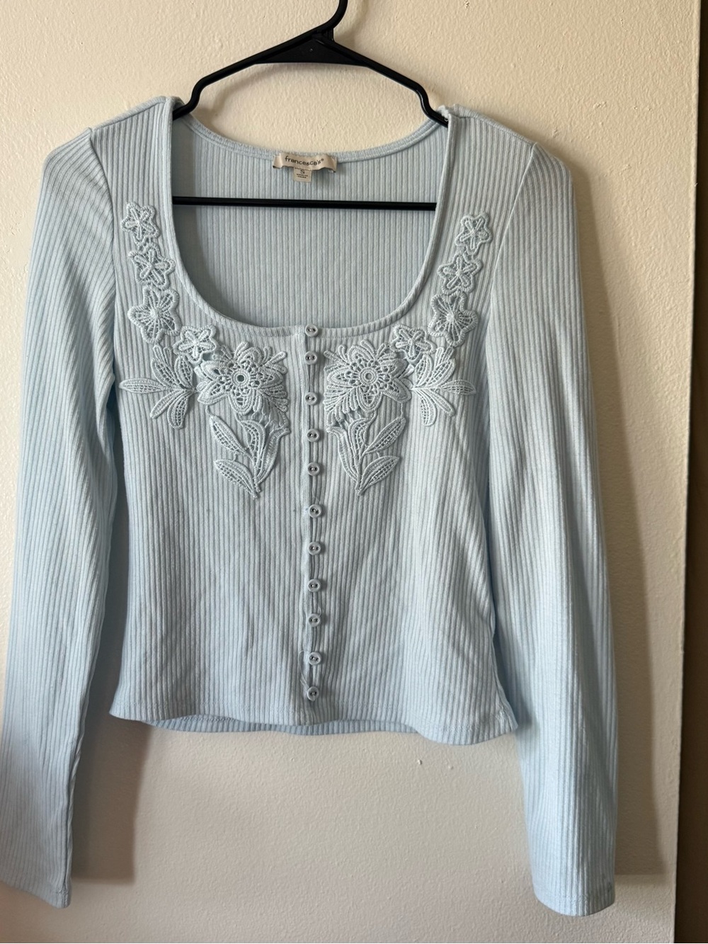 Francesca's Collections Light Blue Ribbed Floral Button-Front Long Sleeve Top